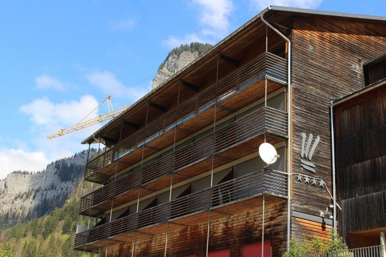Wald-Tourismus auf der Überholspur: Die Durststrecke in Au geht zu Ende – der Adler hat nach Abschluss der Modernisierung wieder geöffnet, die Post nahm einen Teil im Juli wieder in Betrieb, im August soll der zweite folgen. Bis September dauert es noch in der Krone (Bild).  