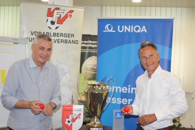 Glücksfee gespielt: VFV Vizepräsident Joachim Xander und Uniqa Vertriebsleiter Klaus Rettenbacher. 