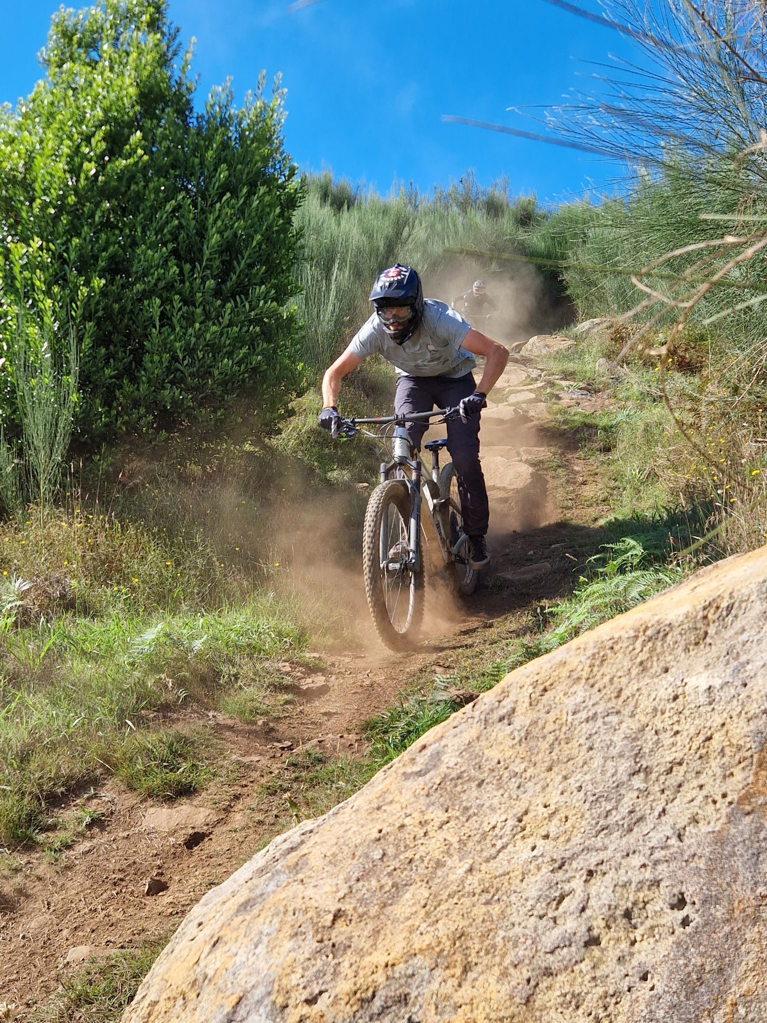 Geübte Mountainbiker sind auf steinigen Routen unterwegs.