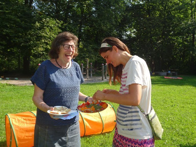 Kühlschrank im Spieleinsatz: Das Projekt "Offener Kühlschrank" und die mitgebrachten Leckereien stießen auf reges Interesse.