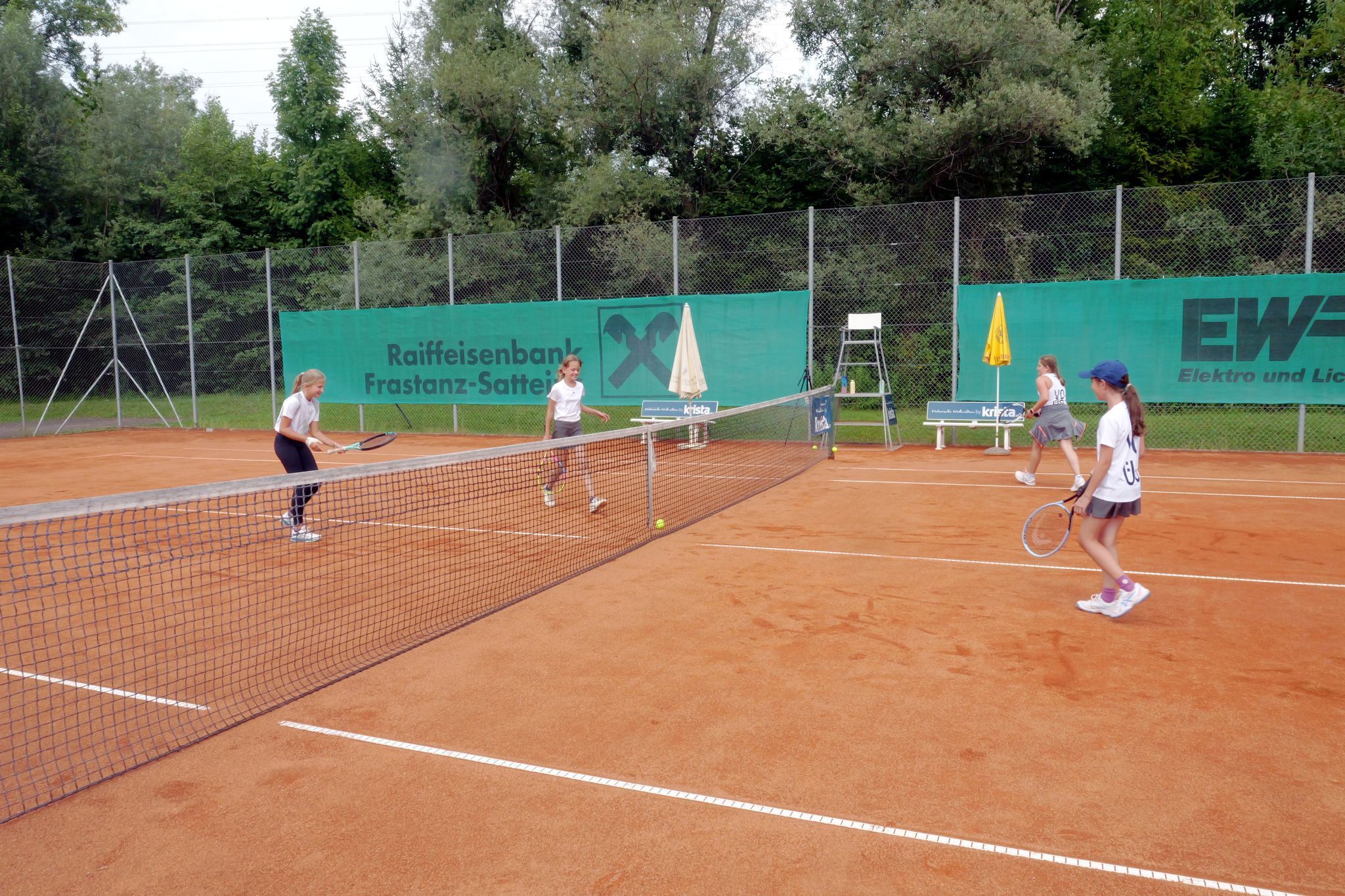 Voller Einsatz am Netz: Der Tennisnachwuchs des TC Frastanz Satteins trainierte mit Begeisterung.