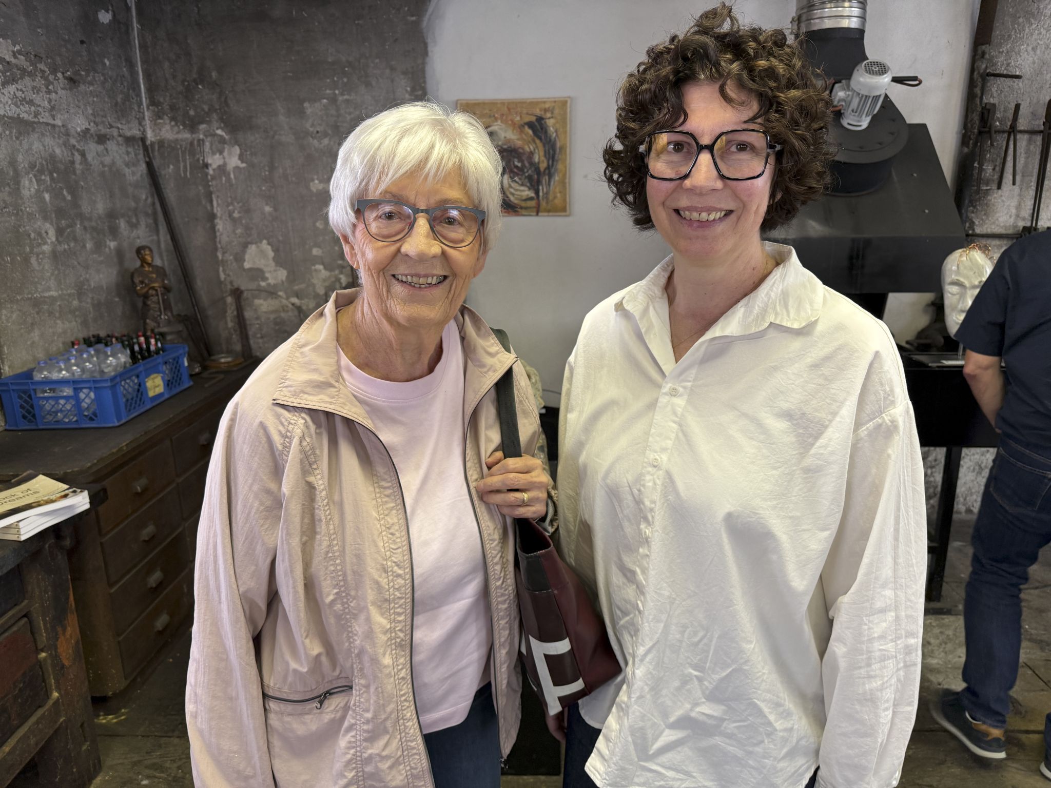 Ursula Röhrich mit Tochter Karin beim Rundgang