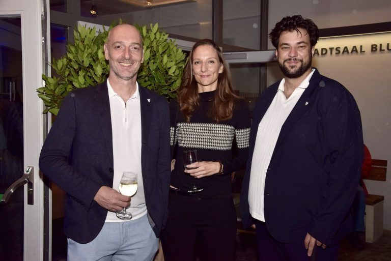 Jubiläums-Alpinale stimmungsvoll eröffnet: Der Bludenzer Stadtamtsdirektor Stefan Morscher, Architektin Ursula Ender (Atelier Ender) und der Bludenzer Kulturstadtrat Cenk Dogan, v. l.