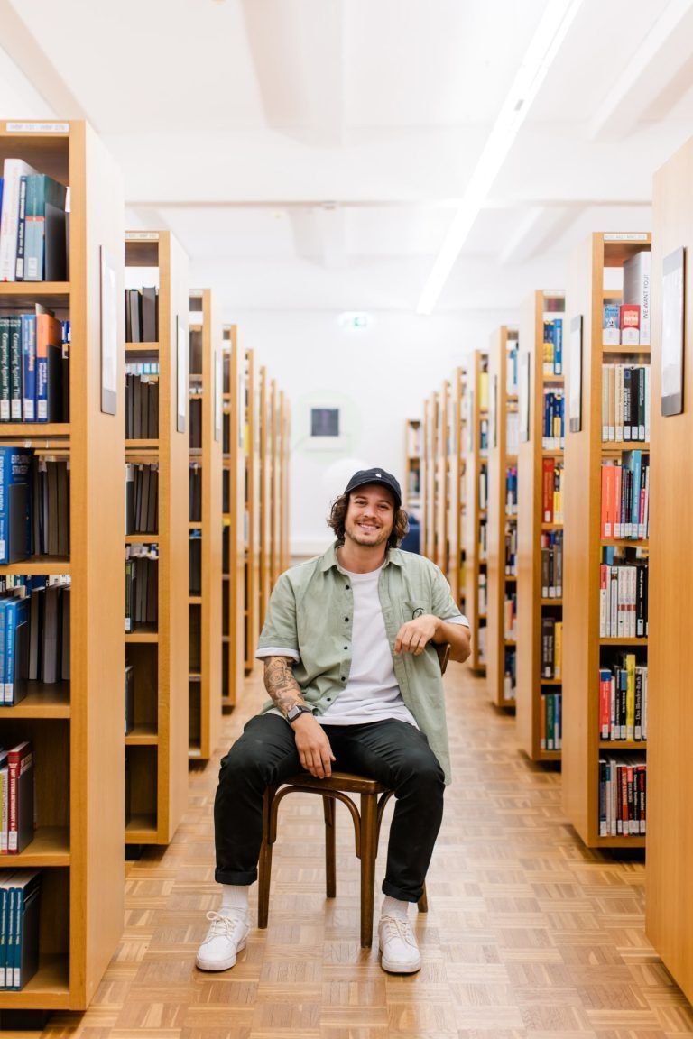 „Es gibt kein ethisches Social Media“: Marco Esposito absolvierte den Master „Wirtschaftsinformatik – Digital Innovation“ an der FHV.@Nina Bröll
