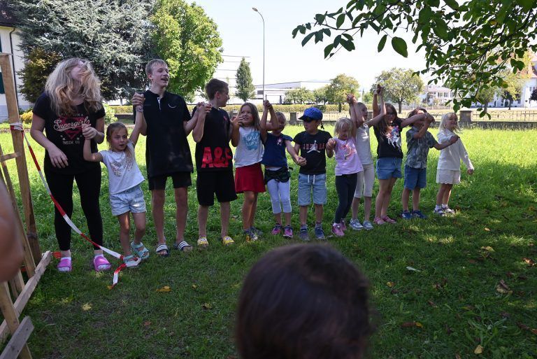 Kinder bauen ihr eigenes Dorf: Am Ende erhielten die jungen Schauspieler beifallenden Applaus.