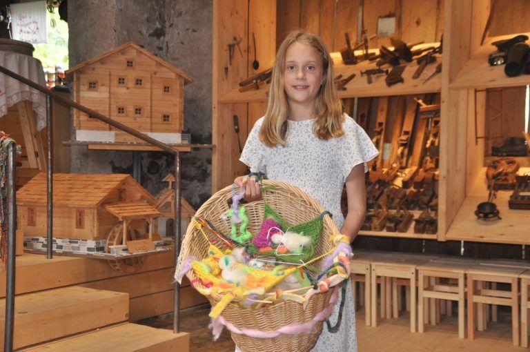 Aktives Handwerk mit Kindern im Gmeiner Huus: Linda mit ihrem Wolkenland (Bildergalerie)
