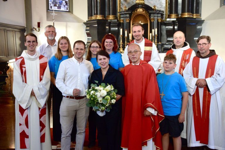 Kirchweihfest mit Verabschiedung: Organisationsleiterin Astrid Honold bekam Blumen.