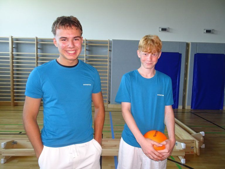 Die rollende Schatzkiste für Kinder: Lukas Ramsbacher und Elias Zoppel absolvieren ihren Ferialjob heuer beim Dornbirner Spielebus.