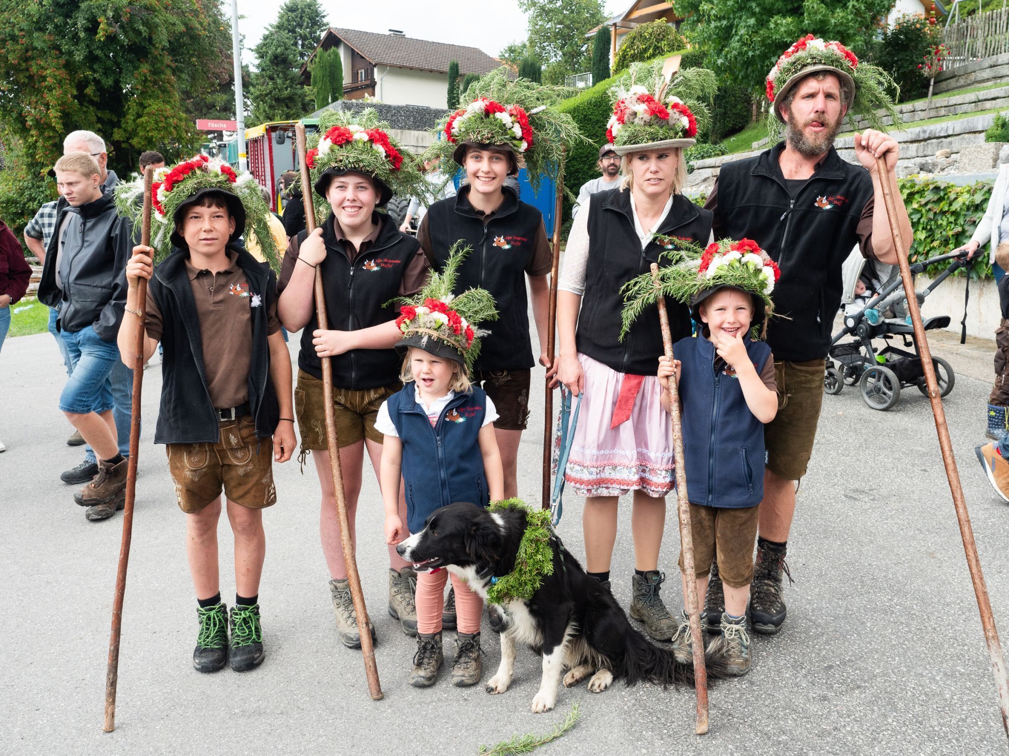 Die Mannschaft des Alpsommers - Familie Fetz mit den Pfistern Lukas, Kathrin und Sofia