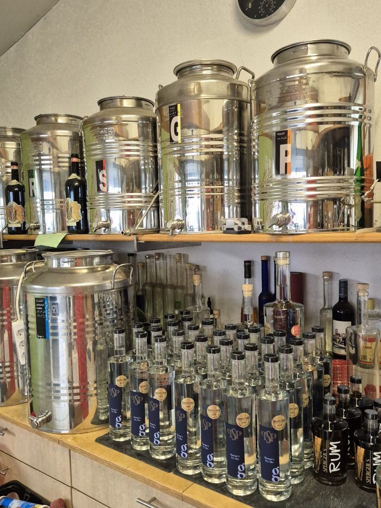 Der Gin ist sein Ding: Nicht nur einen besonderen Gin brennt Peter, auch Rum, Whisky und edle Obstbrände gehören zu seinem Repertoire.