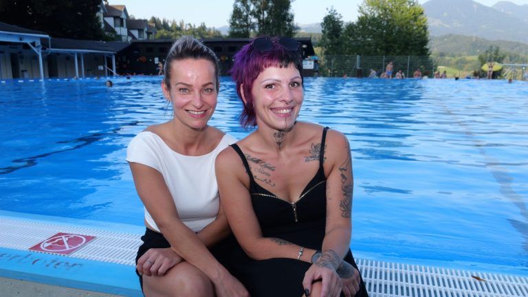 Rauschende Vollmondnacht in der Felse : Nadine und Katharina genossen das erfrischende Vollmondbad.