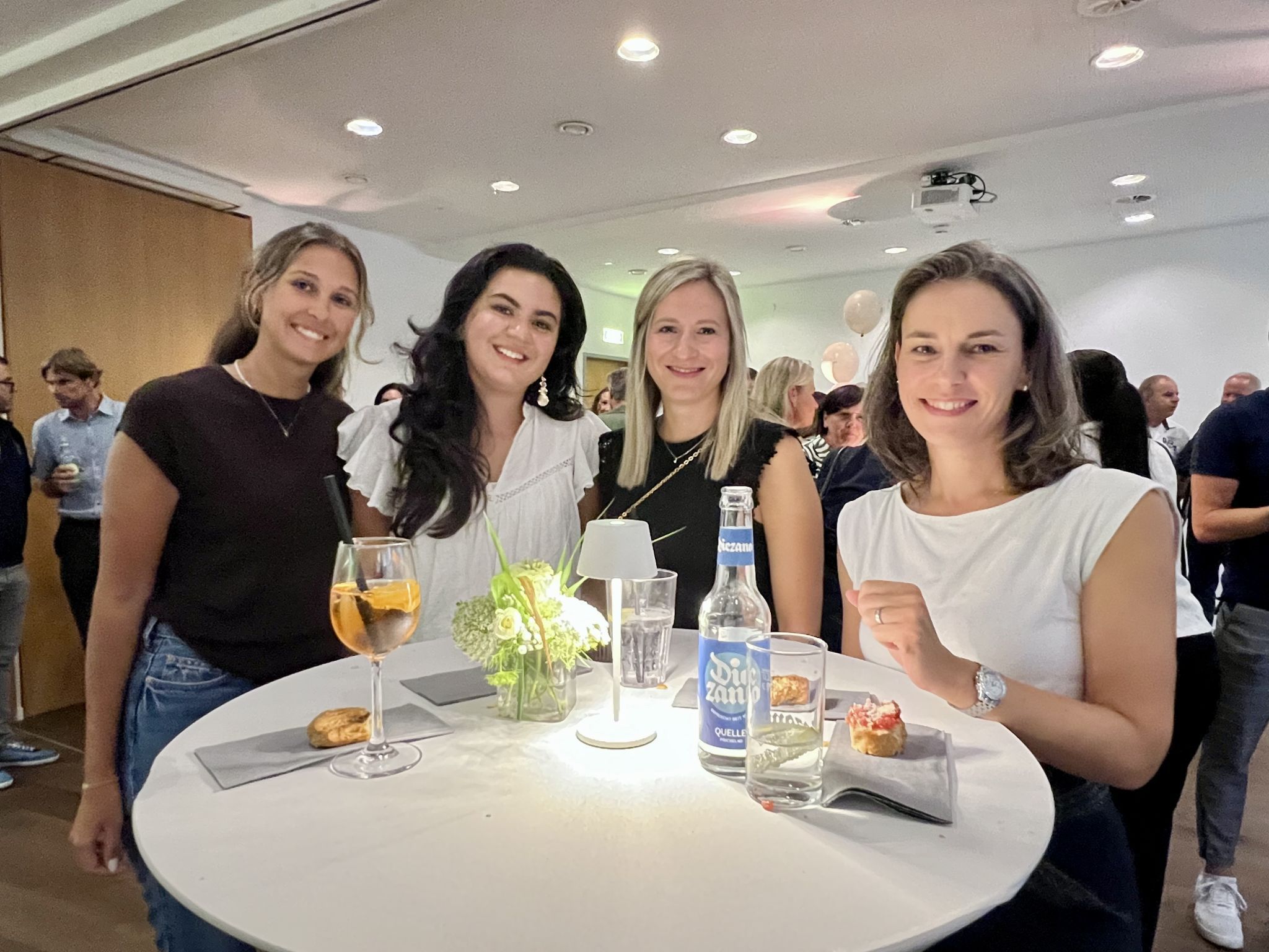 v.l.: Tamara, Bewar, Perrine und Stefanie genossen die Feier.