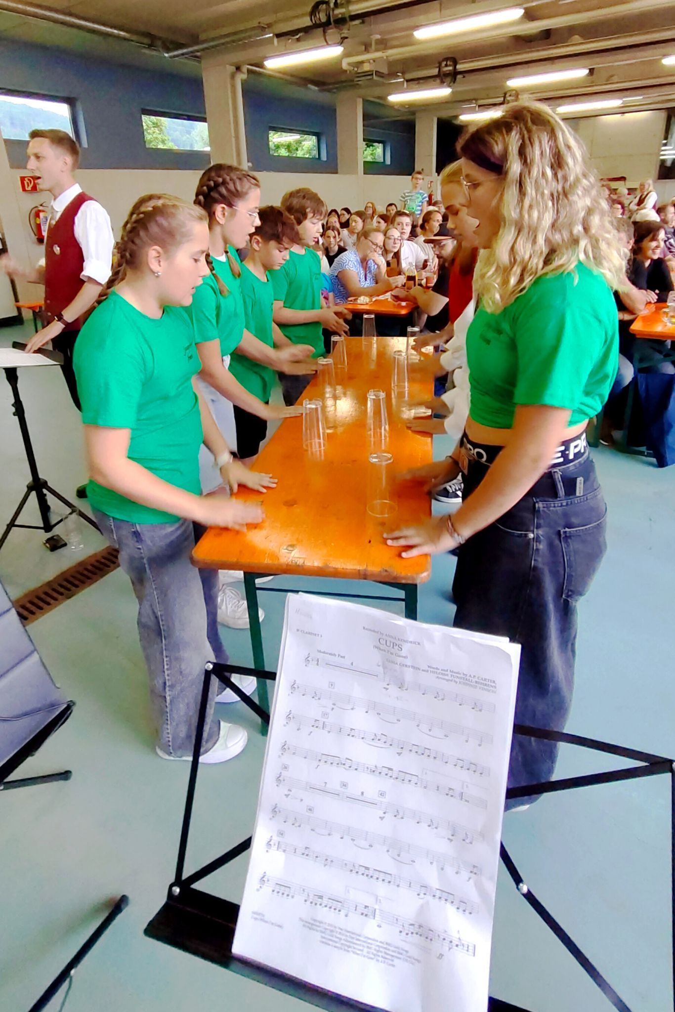 Ein „Cups“-Becherkunststück sorgte für frischen Schwung.