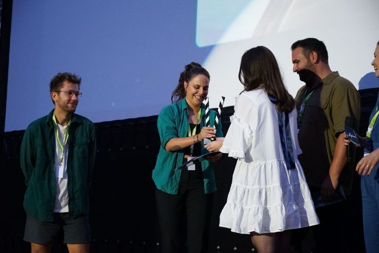 Hanna Mathis wurde für „Das alte Mädchen“ die begehrte v-shorts-Klappe überreicht. (Bild: ALPINALE/Lara Smith)