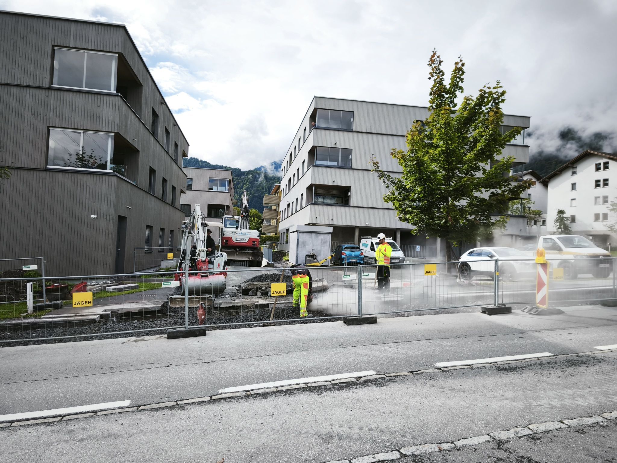 Die aktuell noch offenen Gräben im Bereich der Bahnhofstraße werden demnächst verfüllt und asphltiert.