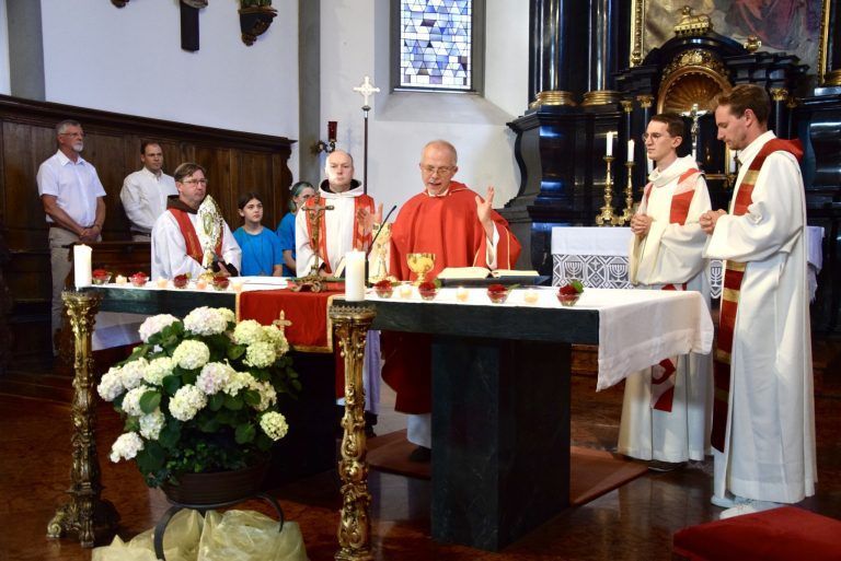 Kirchweihfest mit Verabschiedung: Messfeier zum Patrozinium. Am Altar, v. l.: Pater Johannes, Pater Makary, Pater Guido und die Kapläne Jakob Geier und Matthias Bitsche.