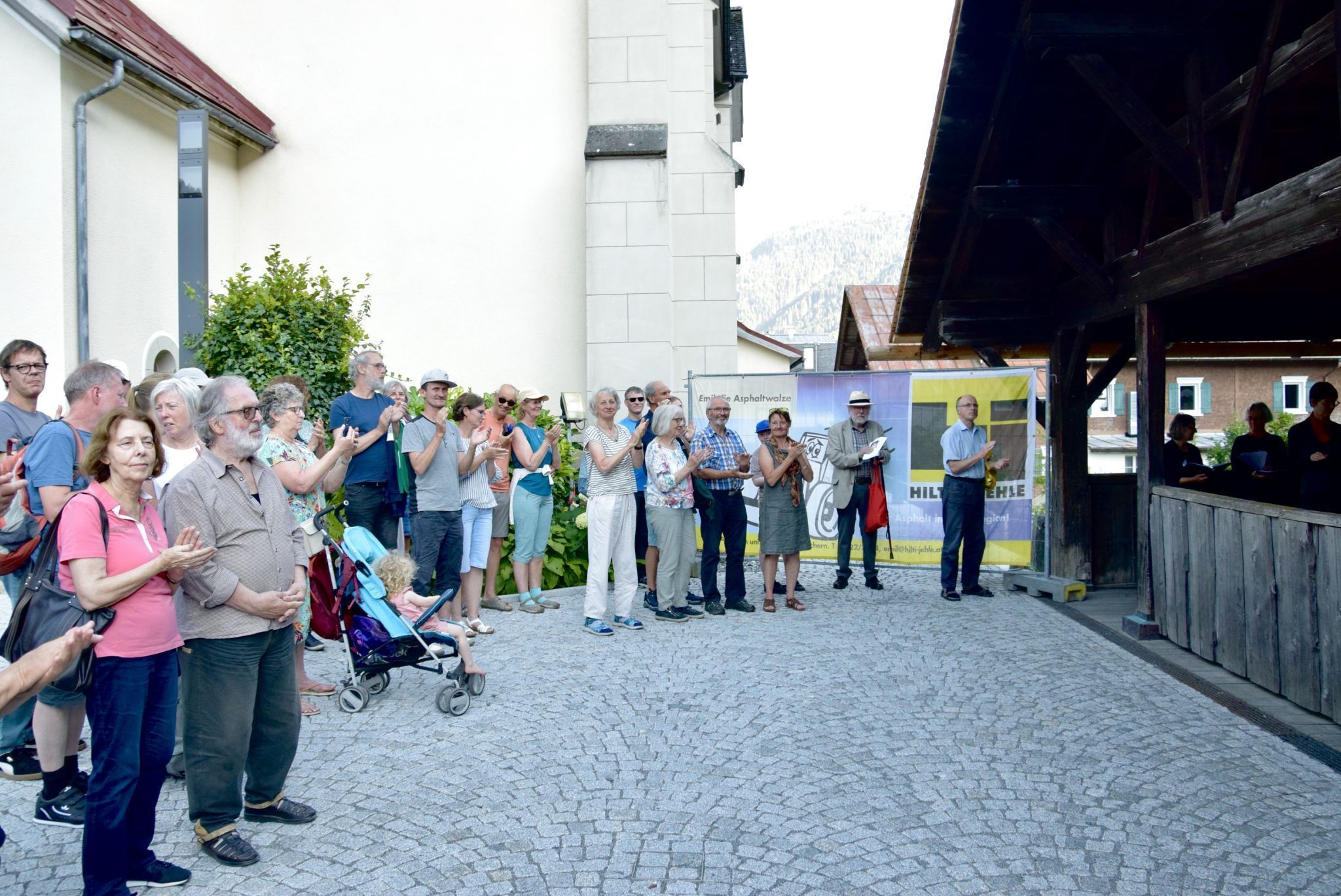 Das Publikum des Projektchores am Kirchplatz Gaschurn, vor der Tanzlaube.