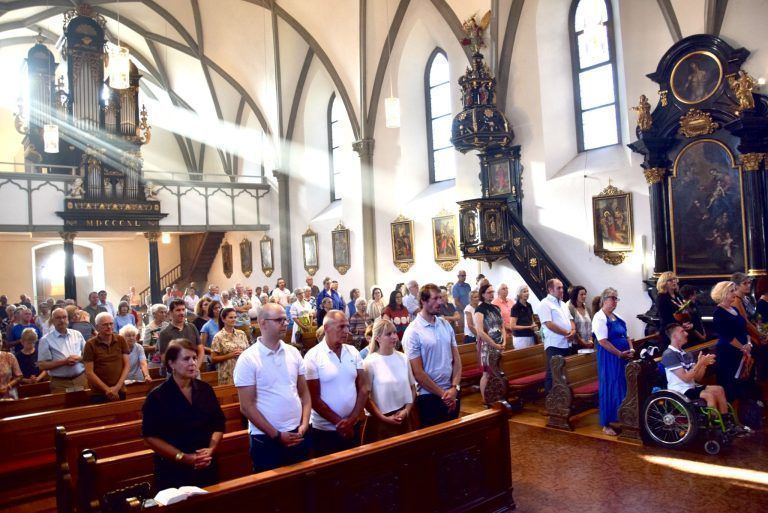 Kirchweihfest mit Verabschiedung: Stimmungsvoller Kirchenraum beim Patroziniumsgottesdienst.