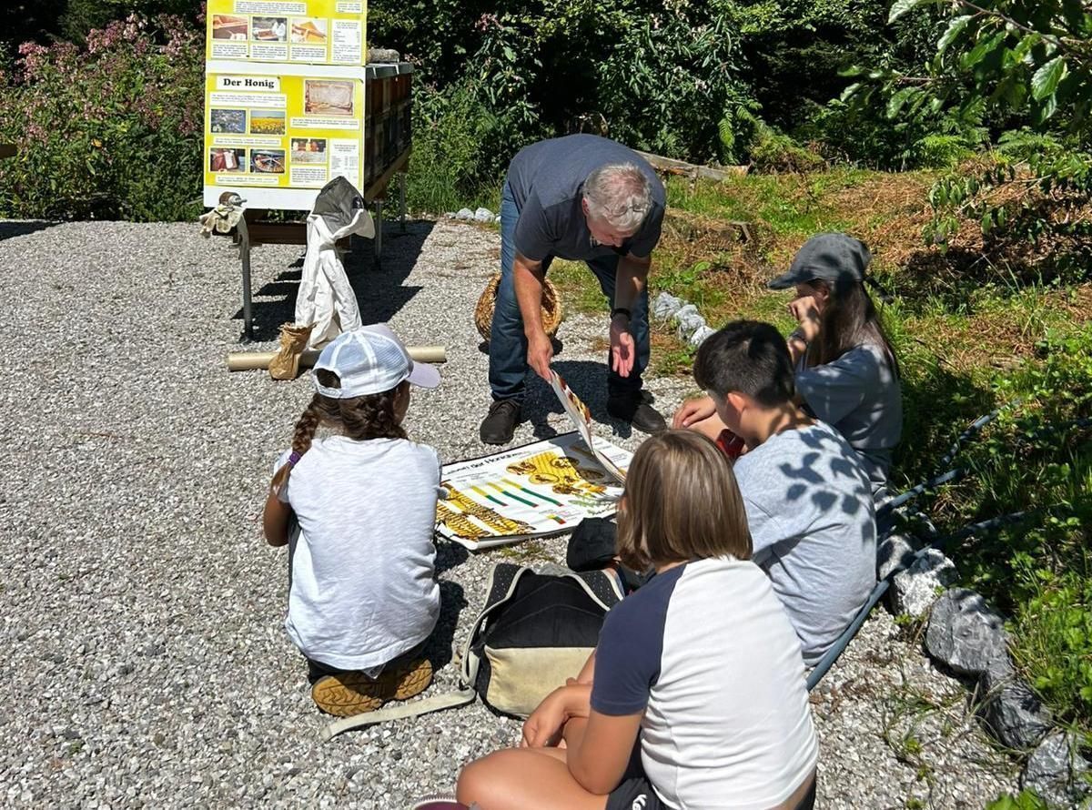 Lehrstunde mit Imker Wolfgang Schneider aus Möggers über das Leben und vor allem über den Nutzen der fleißigen Bienen.