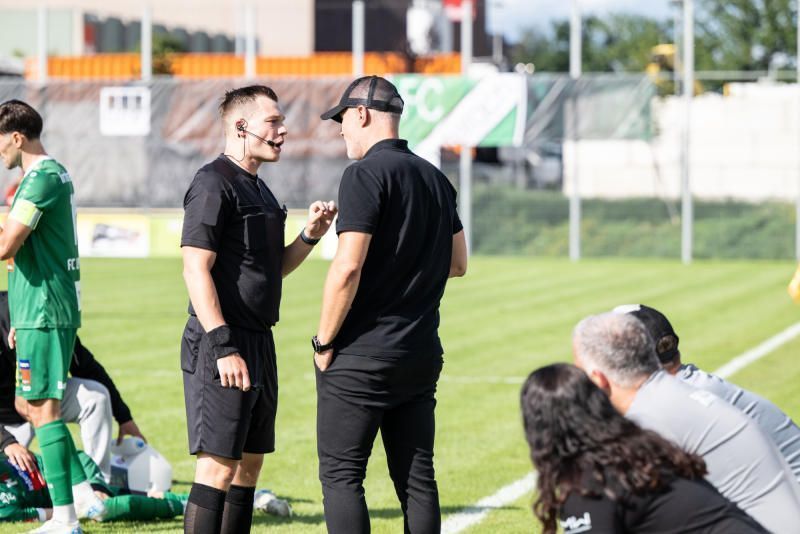 Wortgefecht zwischen Lauterach Trainer Daniel Sereinig und Schiri Jan Medwed. 