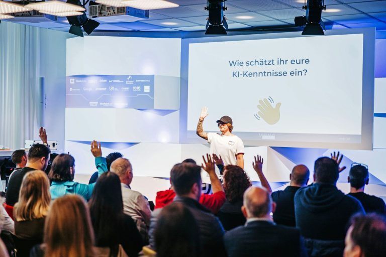 „Es gibt kein ethisches Social Media“: In interaktiven Formaten zeigt Marco Esposito, wie KI sinnvoll im Alltag eingesetzt werden kann.@Frederick Sams