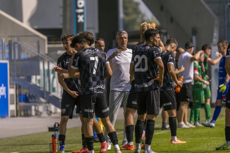 Letzte Anweisungen von Altach Coach Bernhard Summer vor dem Auftritt gegen den Vizemeister.