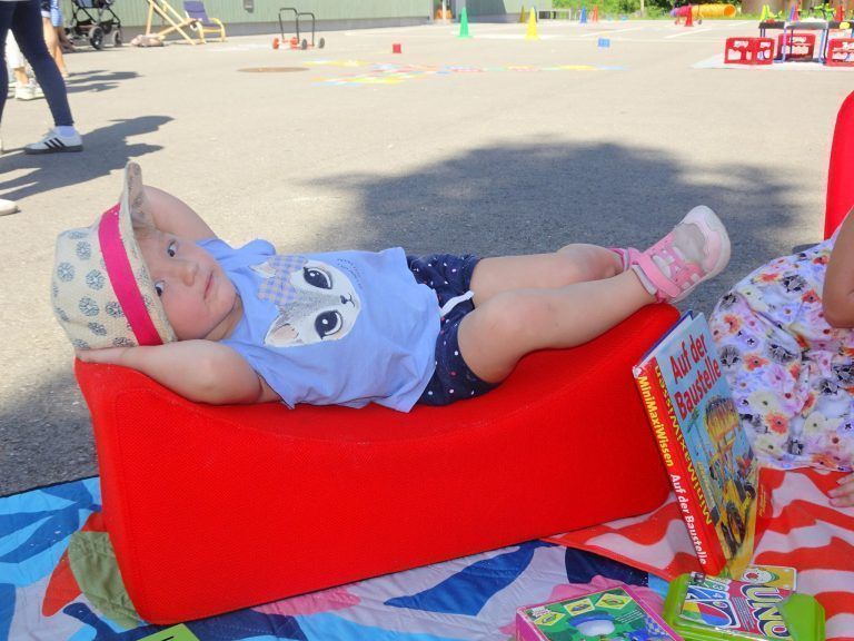 Die rollende Schatzkiste für Kinder: Marie machte es sich in der Bücherecke gemütlich.