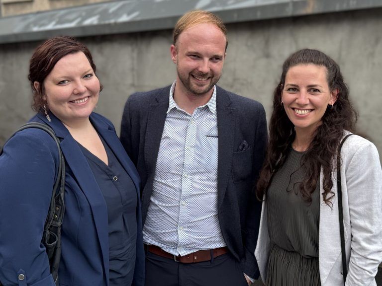Kurzfilme aus aller Welt: Daniela Beck (Kulturamt) mit Athina Gabriel und Valentin Ledoldis.