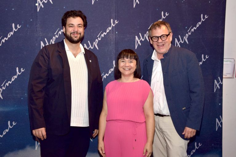 Jubiläums-Alpinale stimmungsvoll eröffnet: Kulturstadtrat Cenk Dogan, Festivalleiterin Manuela Mylonas und Bundesrat Christoph Thoma, v. l.