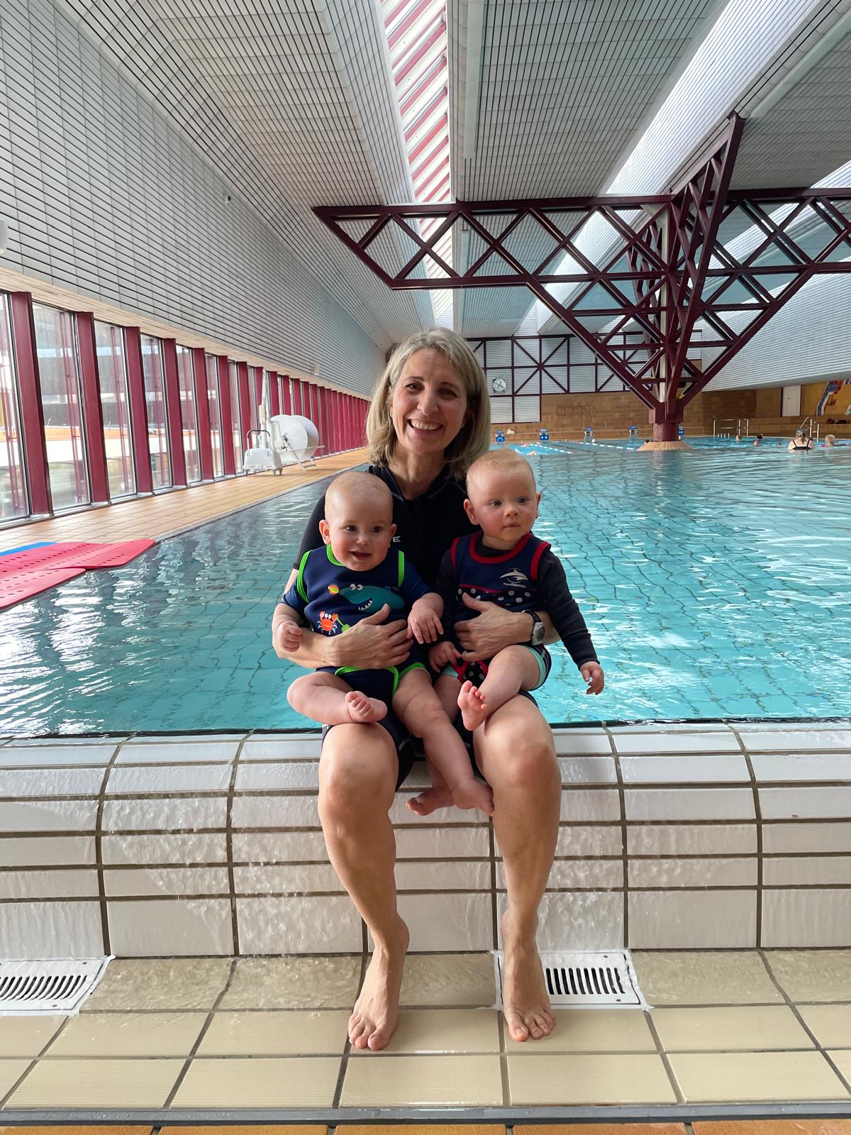 Kantner beim Babyschwimmen in i. Bregenzer Seehallenbad.