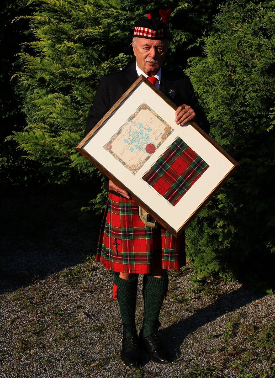 Stolz präsentiert Emil King die Urkunde, die die Aufnahme des Leiblachtaler Tartans (geschütztes Webmuster) in das seit 1815 geführte schottische Register bestätigt.
