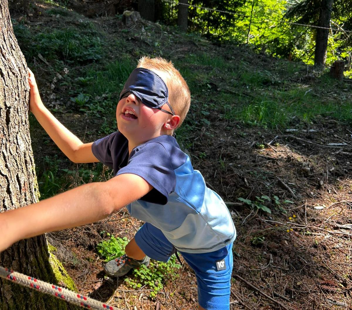 Das Fühlen und Spüren der Natur mit verbundenen Augen war für die Kinder ein ganz besonderes Erlebnis