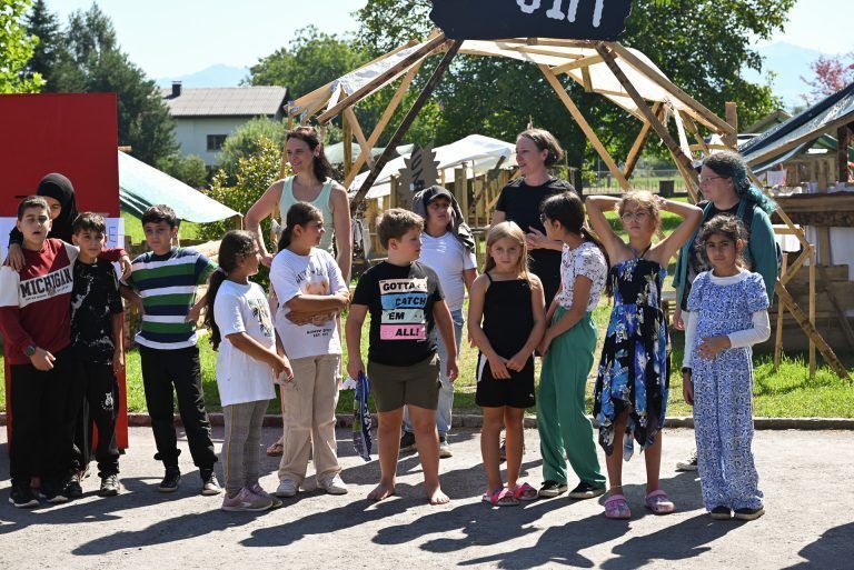 Kinder bauen ihr eigenes Dorf: Die Kinder lassen die Häuser zu Wort kommen, erzählen ihre Geschichten und führten ein eigenes Theaterstück in ihrem Dorf auf.
