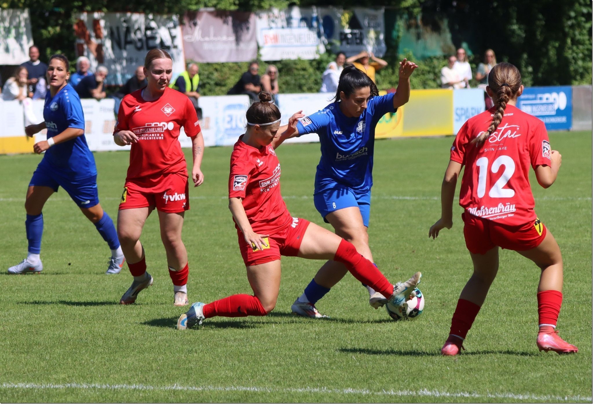 Laura Wagner im Zweikampf mit einer Landhaus-Spielerin.