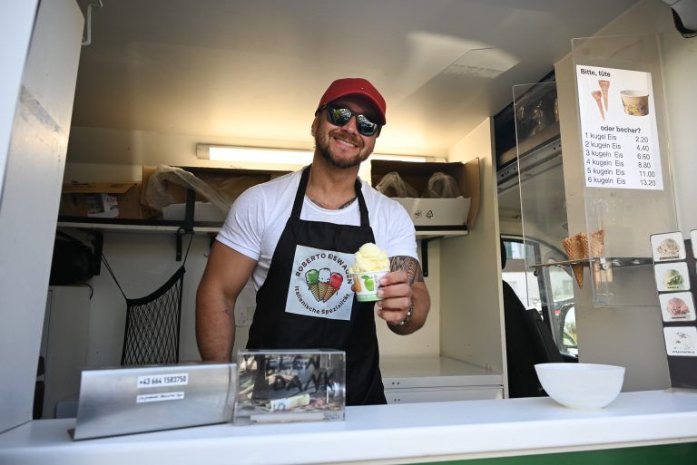 Der Eiswagen ist da: Esequiel ist jeden Montag und Freitag mit Robertos Eiswagen in Lustenau und fährt durch die Straßen. Eine feste Route hat er nicht. Er hält dort, wo man ihm zuwinkt.