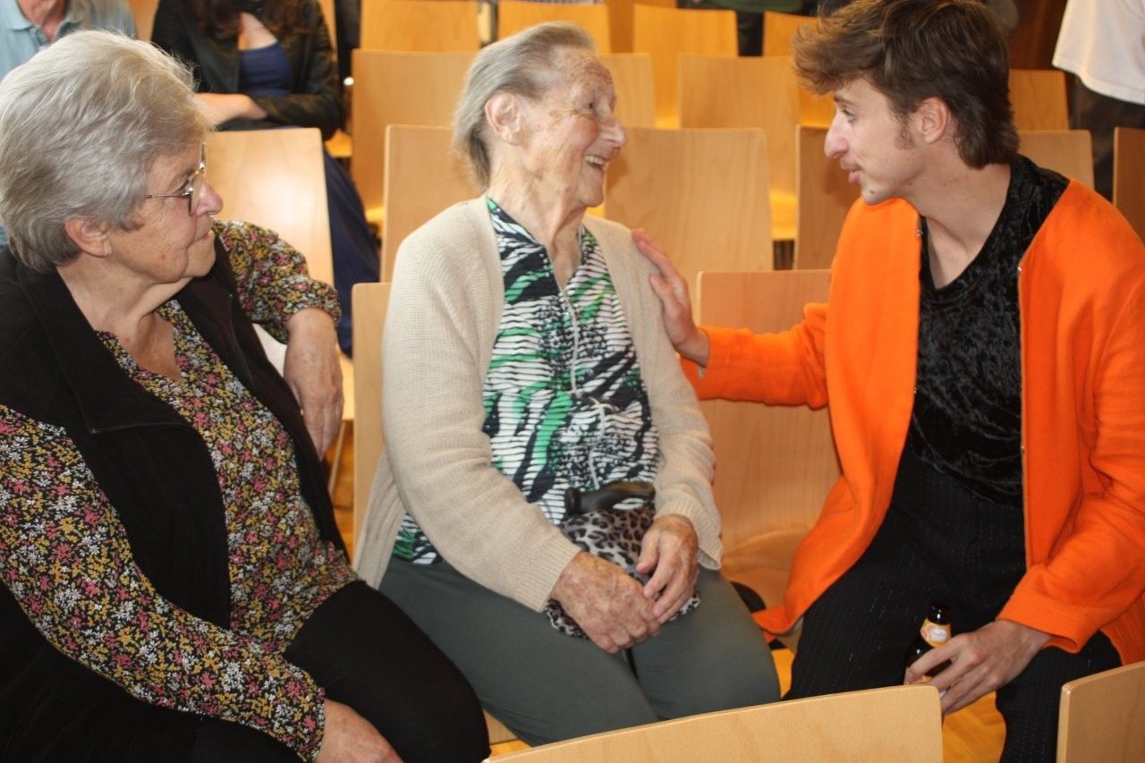 Simon Latzer im Smalltalk mit Irma Knobel, Helga Müller.