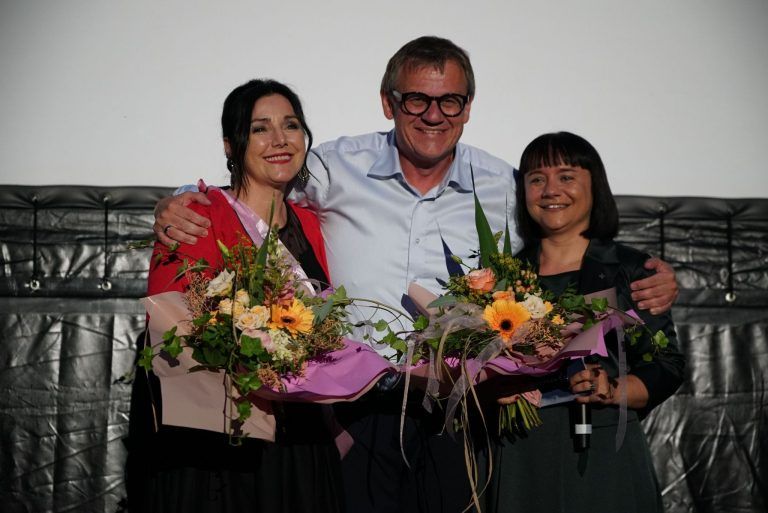 Jubiläumsausgabe mit Nostalgie und Zukunftsvision geht erfolgreich zu Ende: Bundesrat Christoph Thoma gemeinsam mit Manuela Mylonas und Rebekka Rinderer von der ALPINALE (Bild: ALPINALE/Lara Smith)