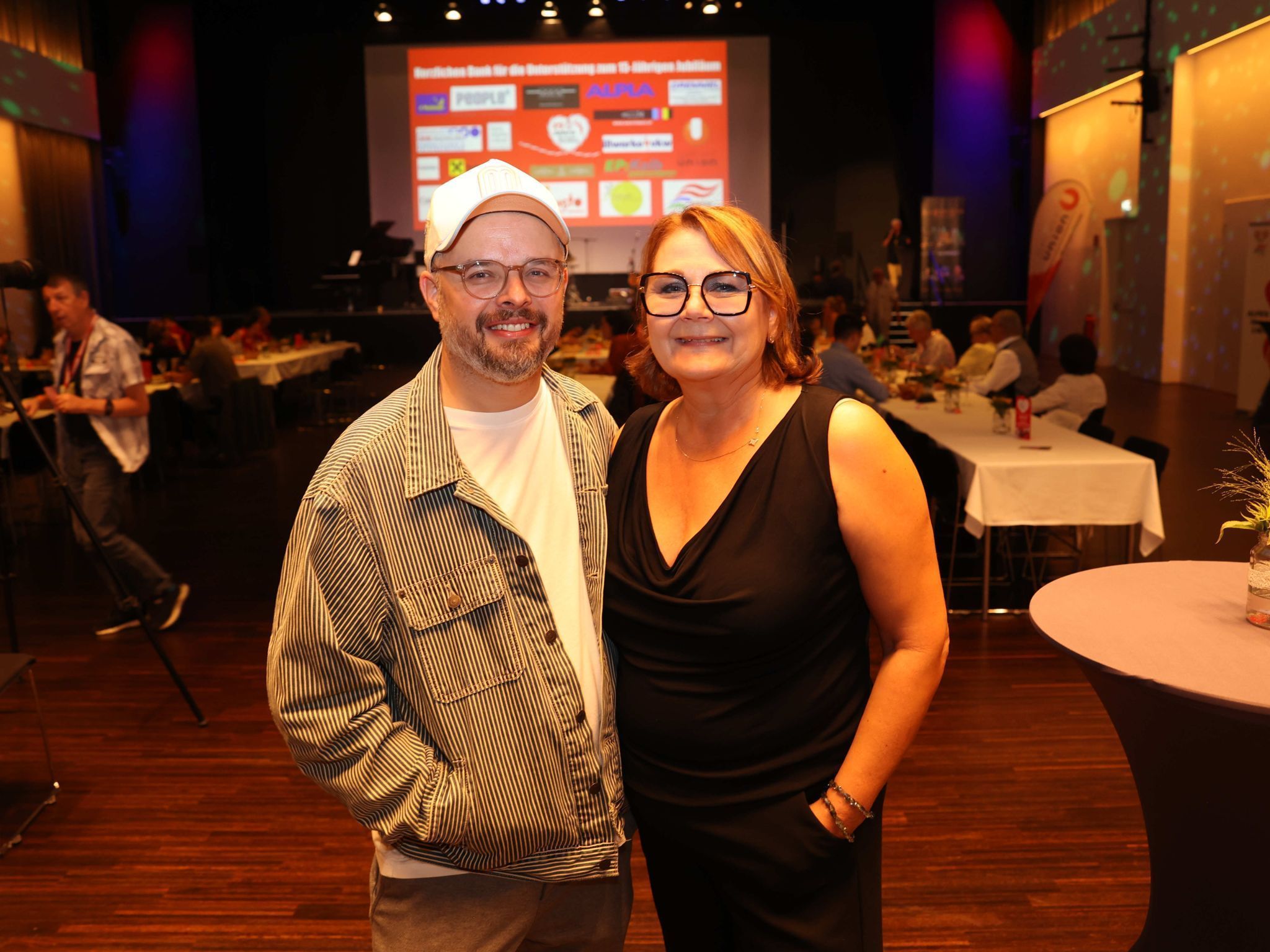 Kabarettist Gabriel Castaneda und Saalmanagerin Gabi Narat.