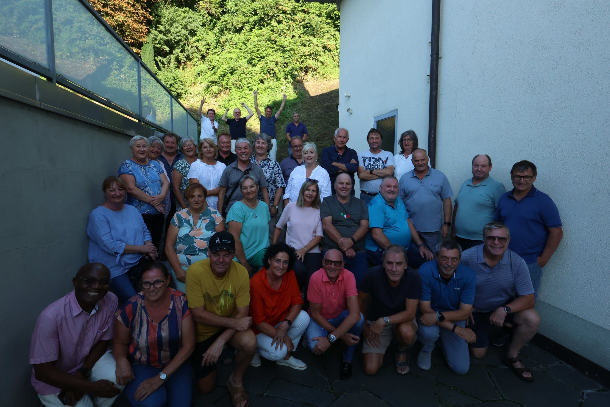 Gruppenbild zwischen Gasthaus und früherem Stall.