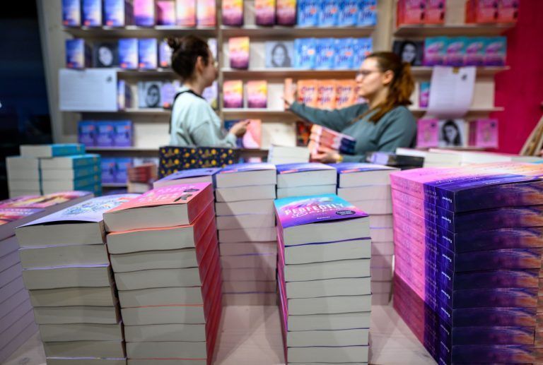 ABD0089_20250326 – LEIPZIG – DEUTSCHLAND: 26.03.2025, Sachsen, Leipzig: Mitarbeiterinnen rumen die Regale am Stand des Ullstein Verlages auf der Leipziger Buchmesse ein. Die Buchmesse ffnet ab Donnerstag (27.03.2025) die Tren fr das Publikum. Bis zum Sonntag prsentieren Verlage ihre Neuheiten in diesem Bcherfrhling. Gastland ist in diesem Jahr Norwegen. Foto: Hendrik Schmidt/dpa +++ dpa-Bildfunk +++. […]