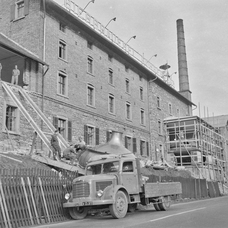 Bludenz, Brauerei Fohrenburg, Anlieferung des neuen Sudkessels