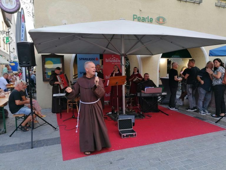 Die "Singenden Patres" sind immer die Lieblinge der Marktbesucher - © sh