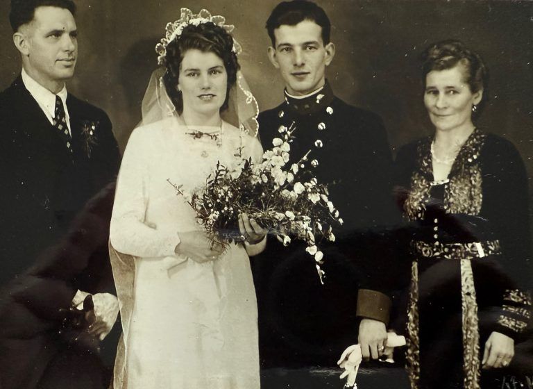 Nachruf auf Benedikta Baumgärtner: Eine Kämpferin voller Liebe zu ihrer Familie: Benedikta am Tag ihrer Hochzeit mit Adolf in Begleitung ihrer Eltern.