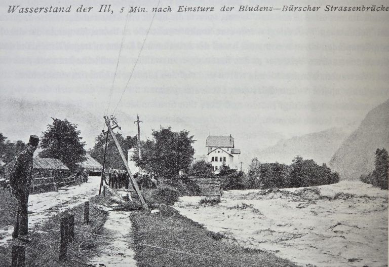 Denkmalgeschützte Brücke nach Bürs: Beim Hochwasser 1910 riss die Ill die alte Holzbrücke weg. (Foto: StA Bludenz)