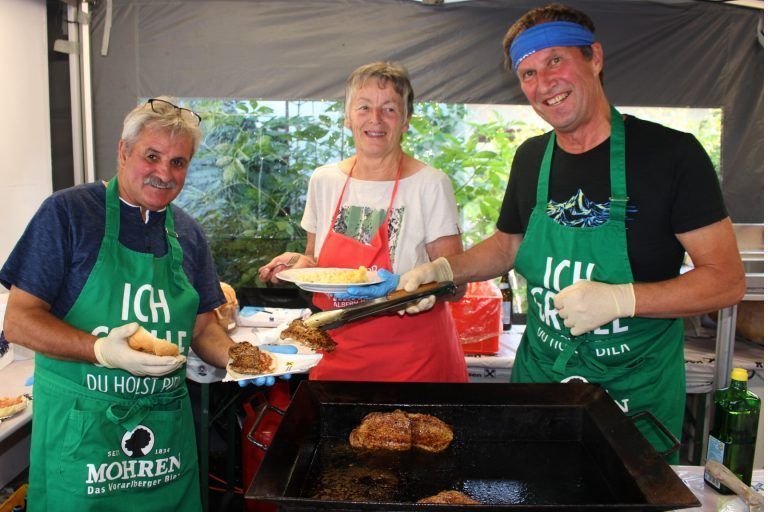 Schottisches Highlight für den Käsklatsch: Lustige Adjustierung des Küchenpersonals: „Ich grille – du holst Bier.“