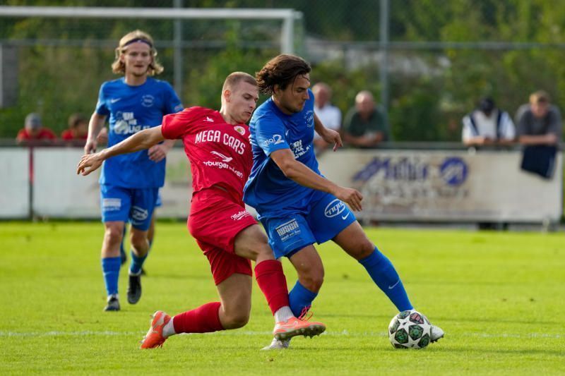 Kilian Madlener im Zweikampf mit Nikola Pervan. 