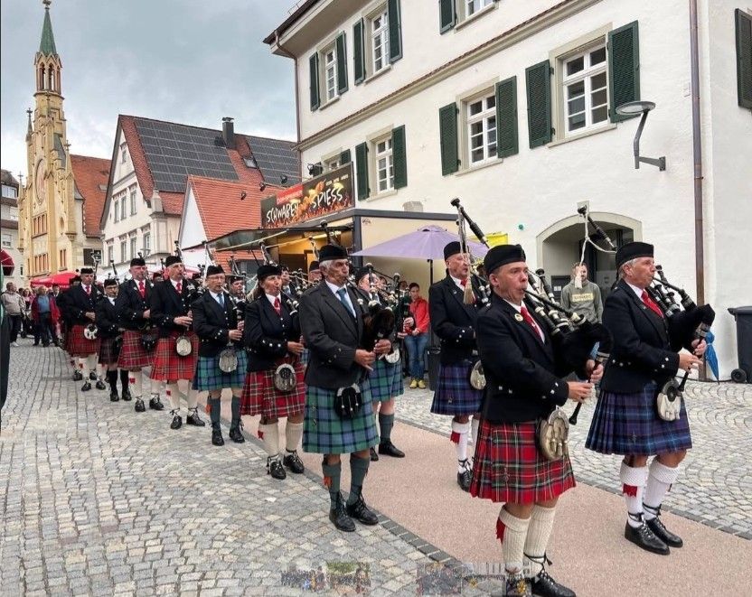In zwei Gruppen marschierten insgesamt 66 Piper und Drumer durch die Stadt zum gemeinsamen Abschlusskonzert.