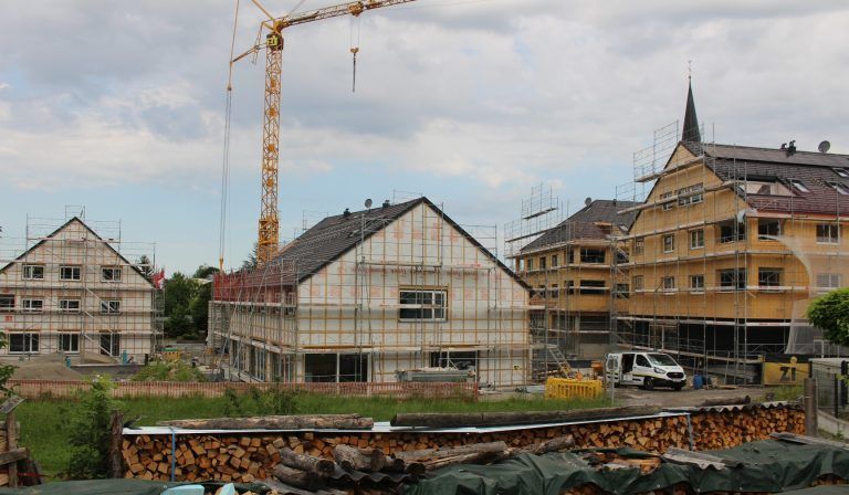 Sonnenkraftwerk auf gemieteten Dächern: Stromversorgung und Heizung wird in der Wohnanlage zentral organisiert - Raiffeisen mietet die Dächer, der erzeugte Strom deckt den Eigenbedarf und der Überschuss wird günstig an die Hausgemeinschaft abgegeben.  