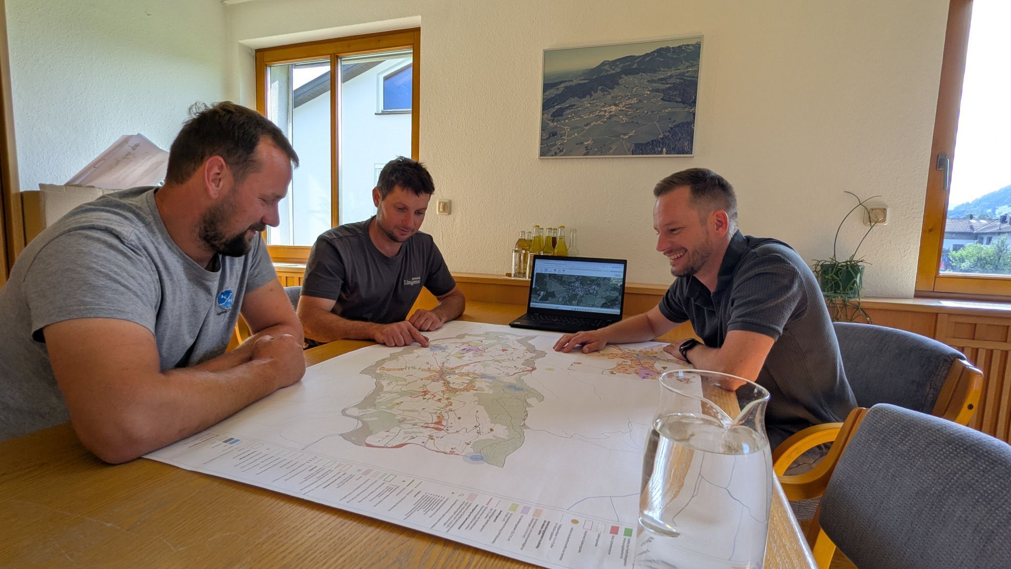 Bgm. Philipp Fasser (r.) bespricht mit seinen Mitarbeitern die Wasserversorgung in Lingenau.