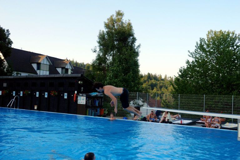 Rauschende Vollmondnacht in der Felse : Sommerfeeling pur: Schwimmen, Springen und Tanzen bis in die Nachtstunden.